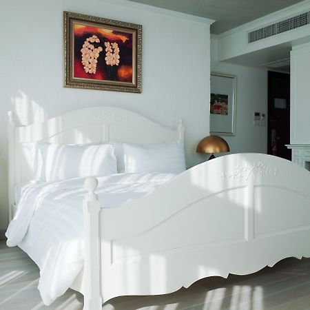 Art Mai Gallery Nimman Hotel Chiang Mai Luaran gambar A bed with a bed skirt