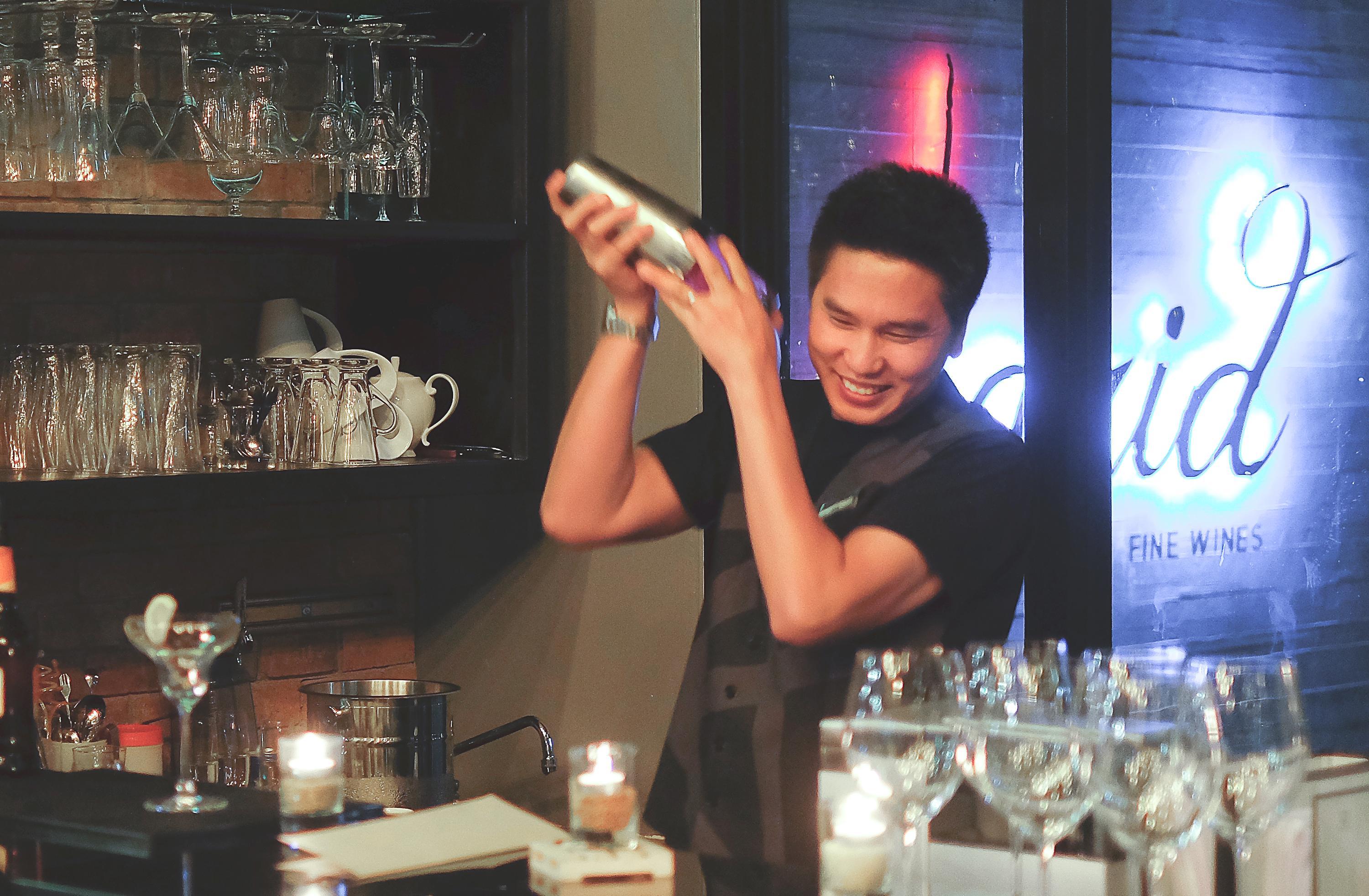 Art Mai Gallery Nimman Hotel Chiang Mai Luaran gambar A bartender shaking a cocktail