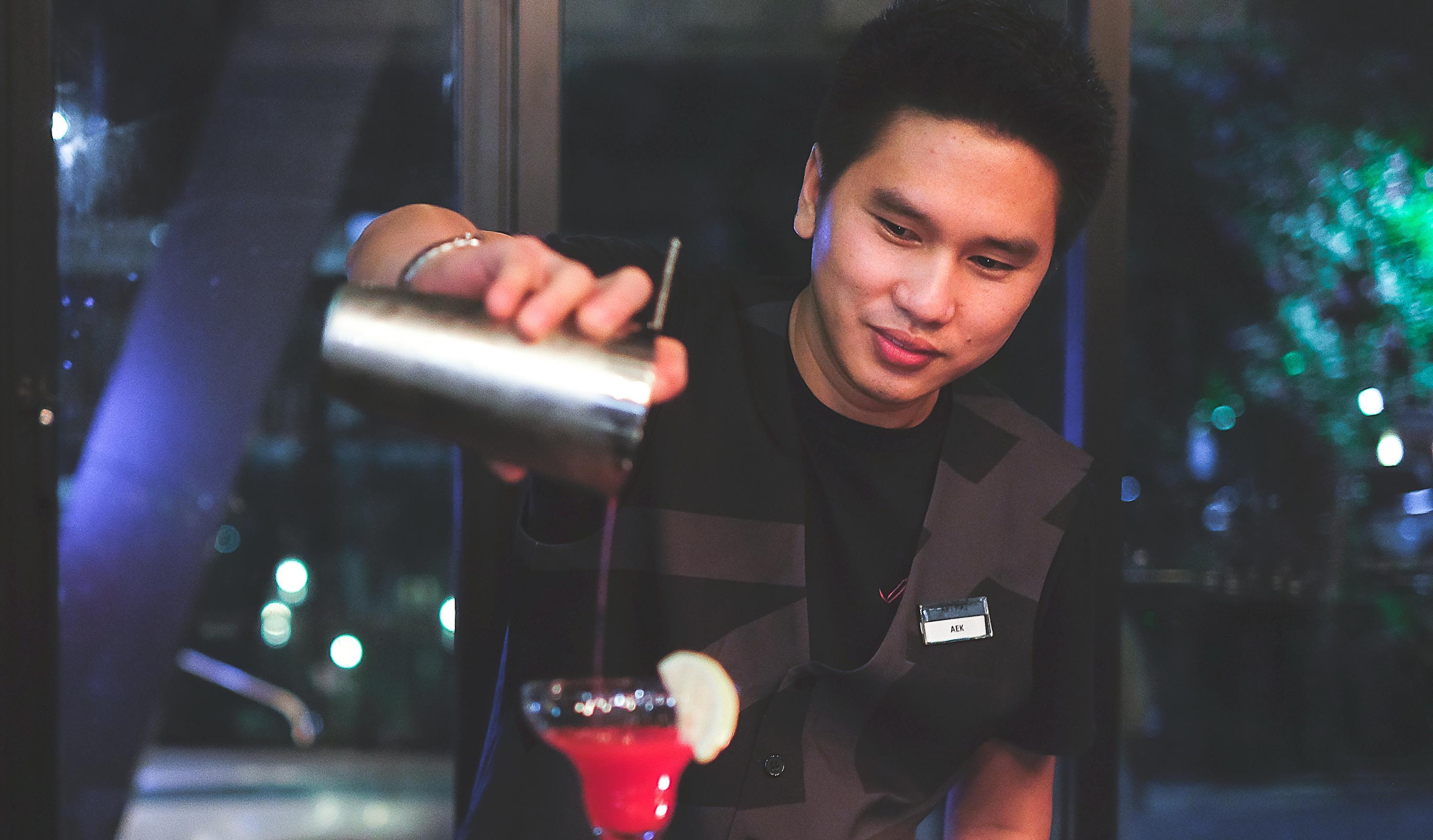 Art Mai Gallery Nimman Hotel Chiang Mai Luaran gambar A bartender at work