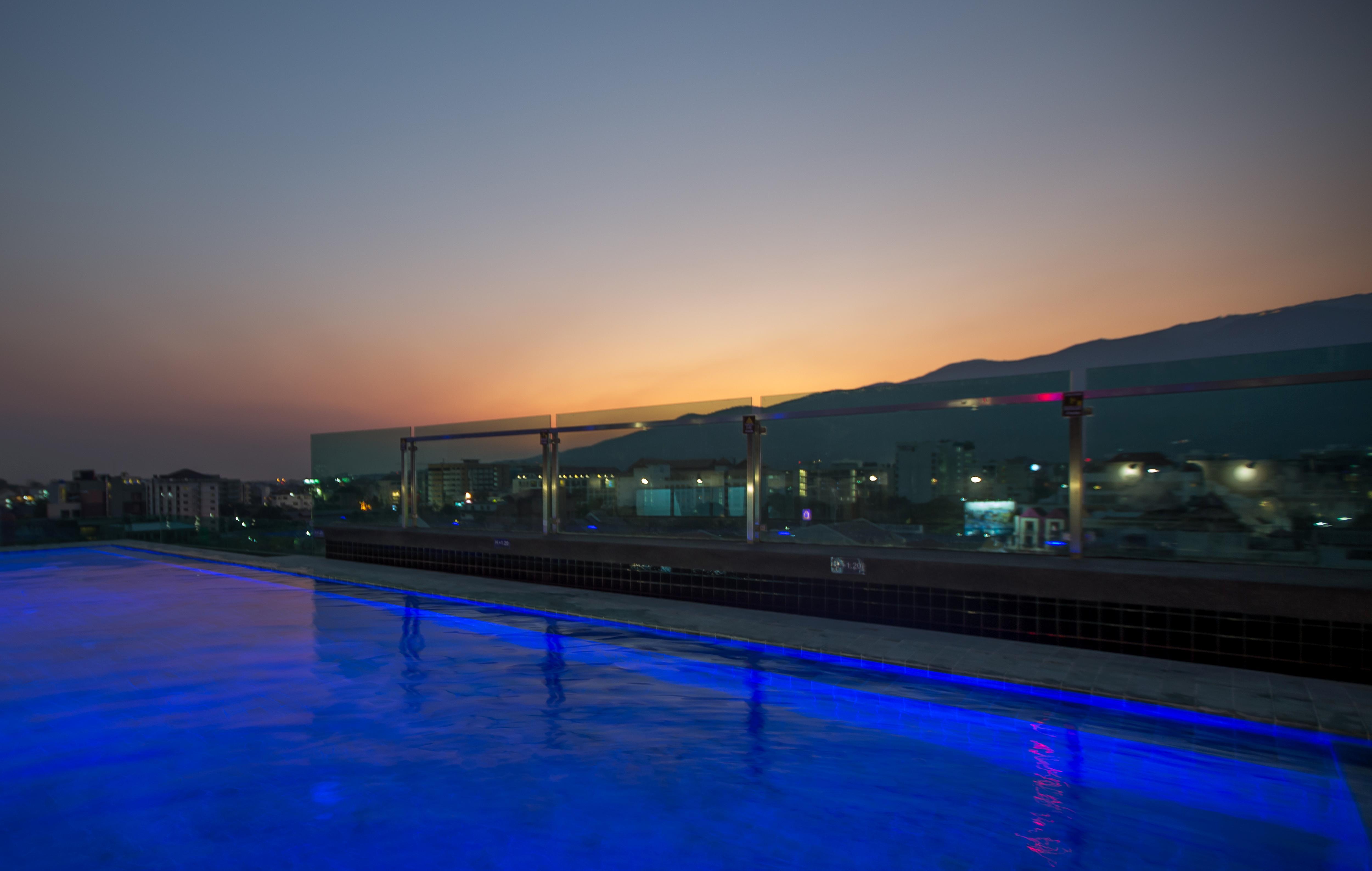 Art Mai Gallery Nimman Hotel Chiang Mai Luaran gambar The rooftop pool at the hotel