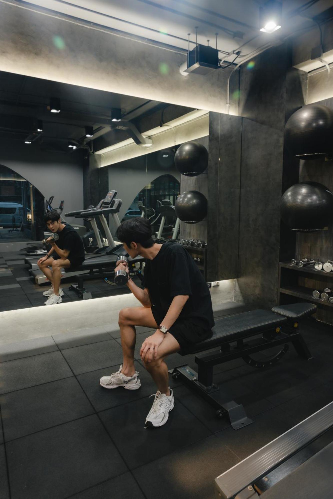 Art Mai Gallery Nimman Hotel Chiang Mai Luaran gambar A man in a gym