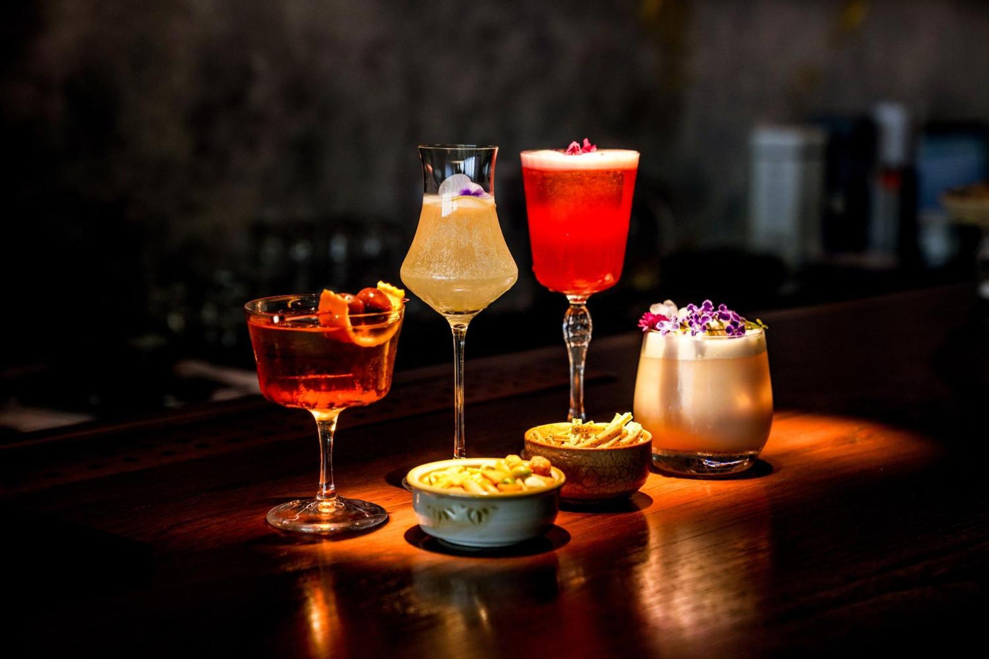 Art Mai Gallery Nimman Hotel Chiang Mai Luaran gambar Cocktails at the bar