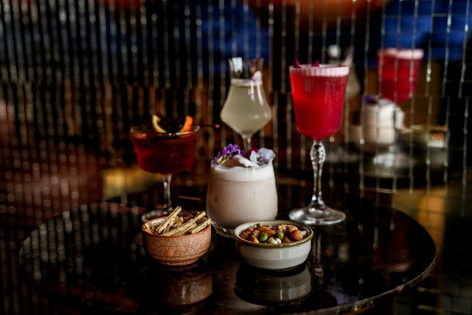Art Mai Gallery Nimman Hotel Chiang Mai Luaran gambar A selection of cocktails at the bar